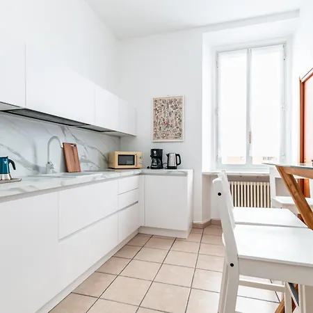 Borghi Modern With Balcony קומו